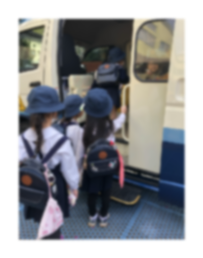 通園バスに乗車する幼う